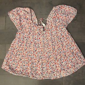 Small floral short sleeve blouse from Old Navy. Missing one tassel in the back